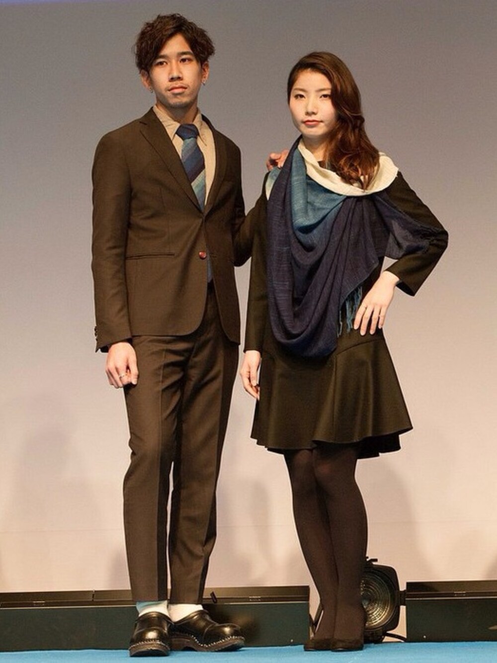 「ファッションショー、セットアップ、ワンピース、HARE、Adam et Rope'、四国、藍染め、2014年、ラストWEAR」｜「HAREの【先行予約】3ピース セットアップ テーラードジャケット (HARE)（テーラードジャケット、グレー系）」を使った、高橋 柊さん（メンズ・172cm）の冬コーディネートの1枚目の写真