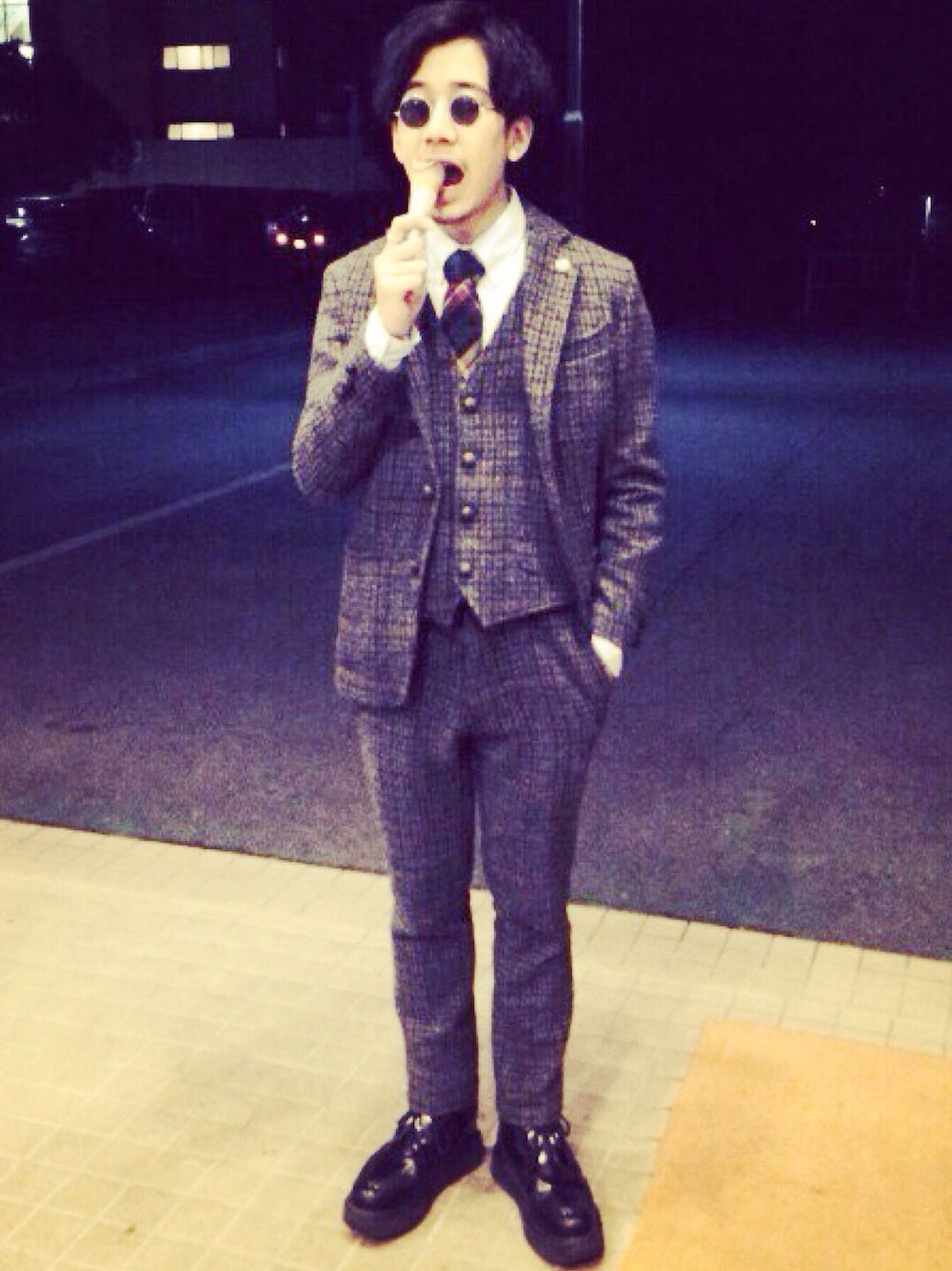 「スリーピース、Harris Tweed、GEORGE COX、ネクタイ、J.CREW、丸サングラス、used mix」｜「FREAK'S STOREのHARRIS TWEED/ハリスツイード 3B JACKET              （テーラードジャケット、その他）」を使った、高橋 柊さん（メンズ・172cm）の冬コーディネートの1枚目の写真