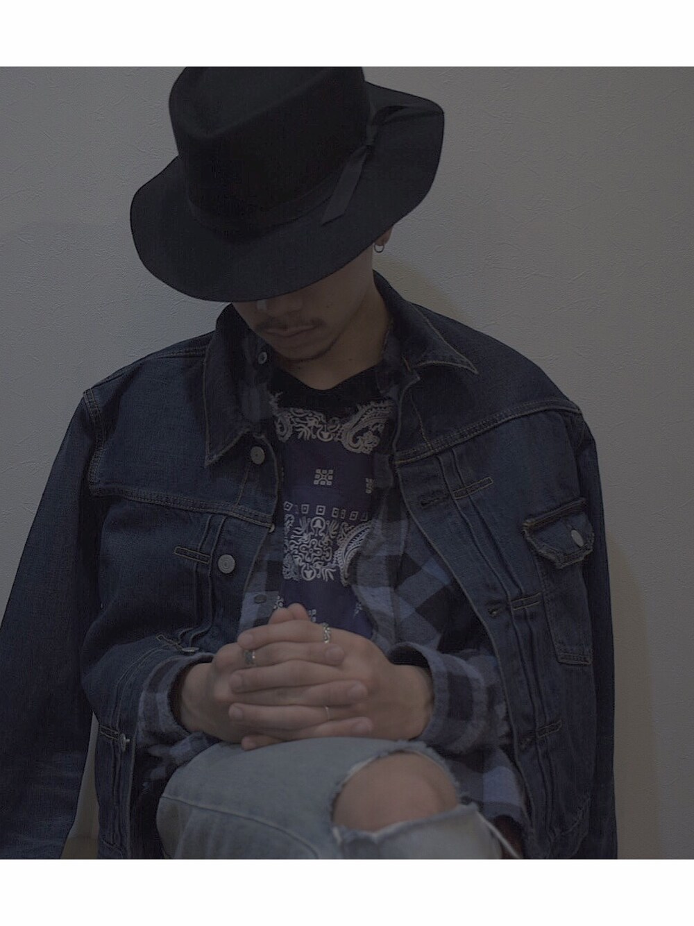 「used mix、HTC、ハット、REMI RELIEF、デニムジャケット、OLDPARK、リメイク、Levi's、デニムパンツ、インディアンジュエリー」｜「REMI RELIEFのデニム1stJK（デニムジャケット、ブルー系）」を使った、高橋 柊さん（メンズ・172cm）の春コーディネートの1枚目の写真