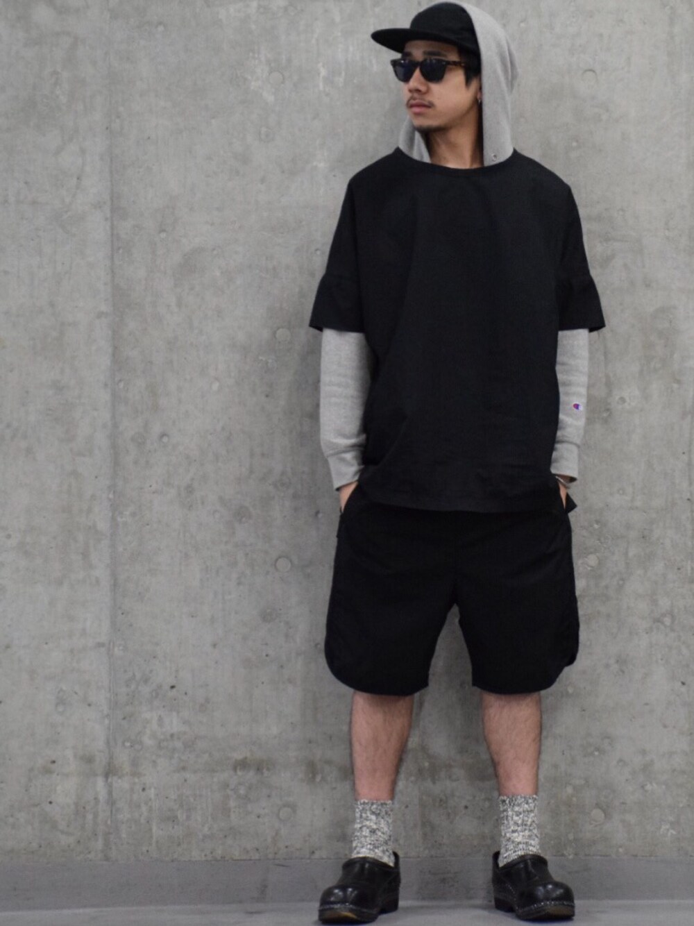 「ストリート、BASISBROEK、Champion、パーカー、FLEXFIT、ジェットキャップ、TROENTORP、サボ」｜「BASISBROKEのアイテム（Tシャツ/カットソー、ブラック系）」を使った、高橋 柊さん（メンズ・172cm）の春コーディネートの1枚目の写真