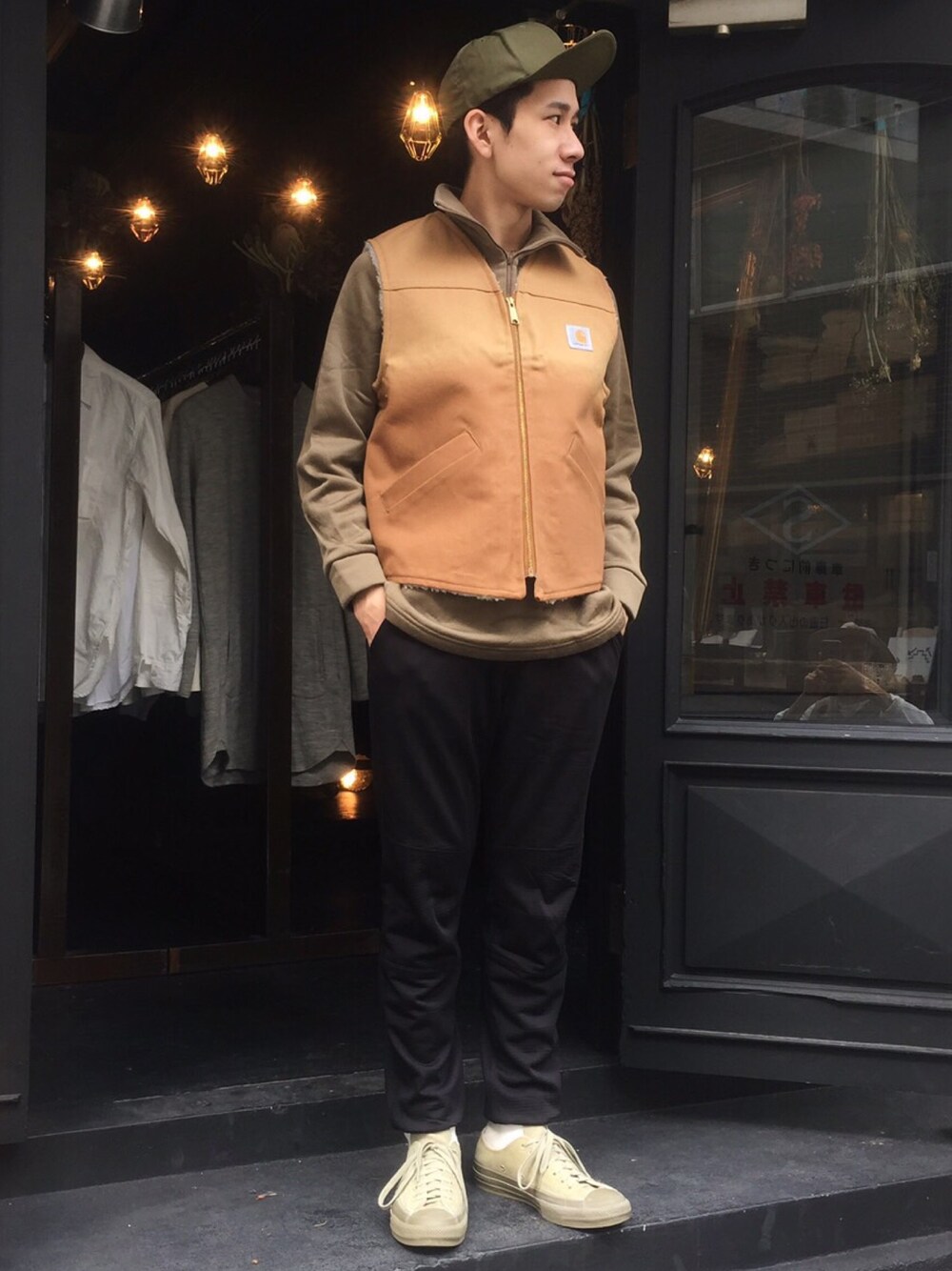 「US.ARMY、carhartt、deaertock、mountainhardwear、N.HOOLYWOOD、LANTIKI」｜「US.ARMYのアイテム（キャップ、グリーン系）」を使った、高橋 柊さん（メンズ・172cm）の秋コーディネートの1枚目の写真