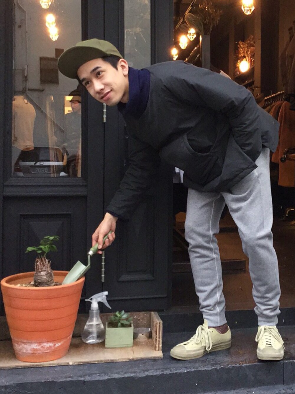 「used、LOCALINA MERIYASU、NANGA、N.HOOLYWOOD、converse、LANTIKI」｜「usedのアイテム（キャップ、グリーン系）」を使った、高橋 柊さん（メンズ・172cm）の秋コーディネートの1枚目の写真
