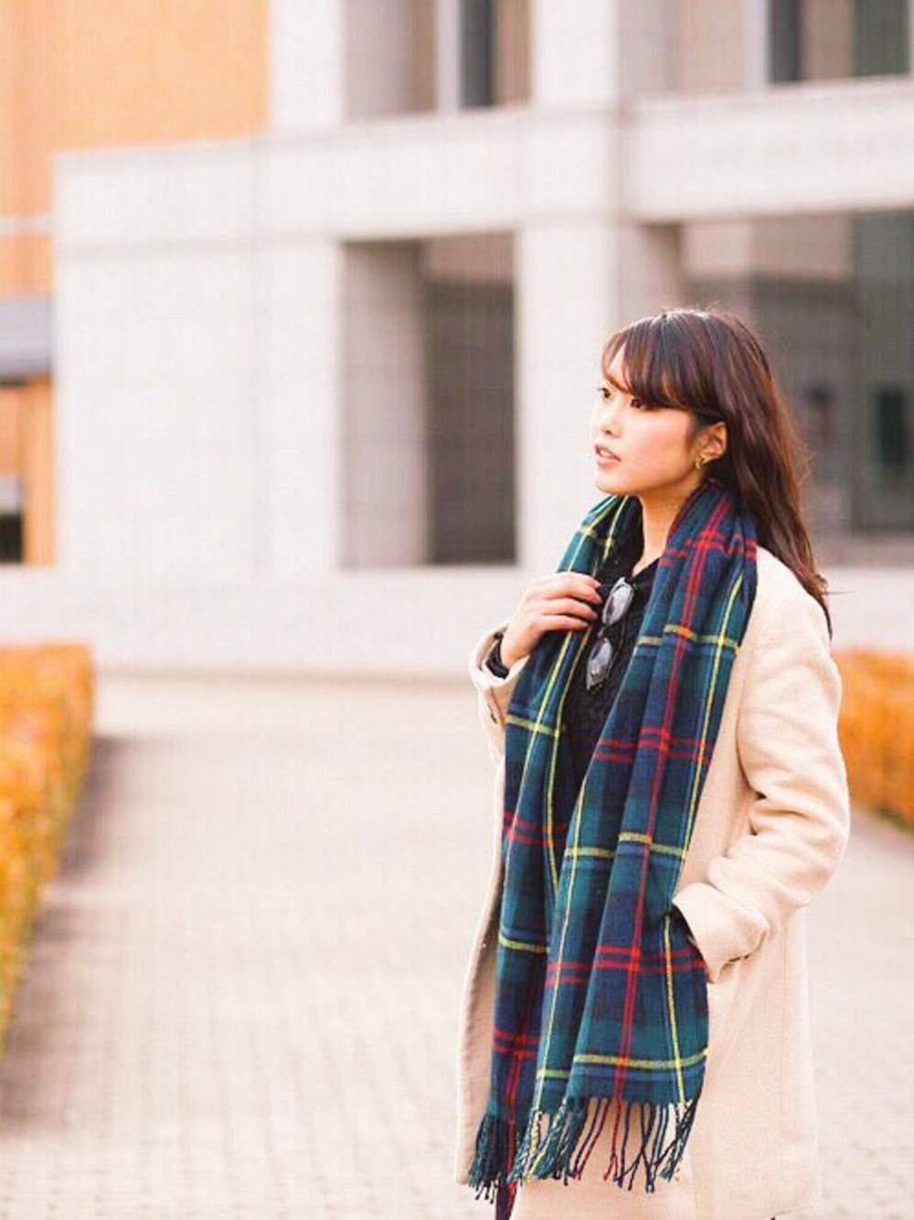 「GU、WEGO、earth music&ecology、CASIO、ニット、ダテメガネ、チェック、シンプル」｜「GUのアイテム（ダウンジャケット/コート、ベージュ系）」を使った、なつぅみさん（レディース・170cm）の冬コーディネートの1枚目の写真