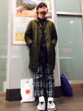 「サンダルに靴下」｜「アイテム（ダウンジャケット/コート）」を使った、OTさん（メンズ・177cm）の春コーディネート