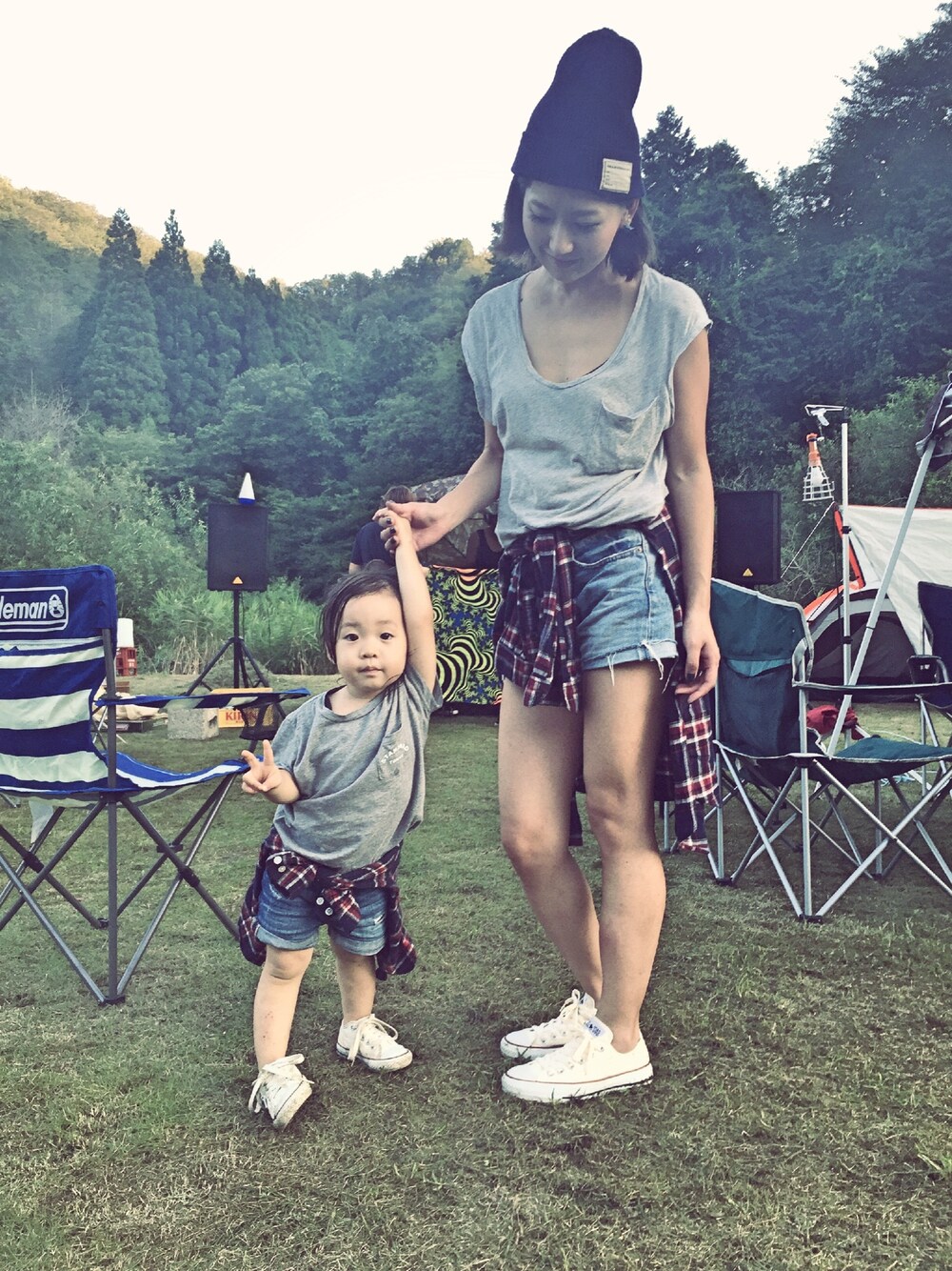 「リンクコーデ、親子コーデ、Tシャツ、デニム、腰巻きスタイル、コンバース、ニット帽、麦わら帽子、kids、2歳」｜「ROPE' PICNICの細リブニットワッチニットキャップ（ニットキャップ/ビーニー、ブルー系）」を使った、COCOさん（キッズ・80cm）の夏コーディネートの1枚目の写真