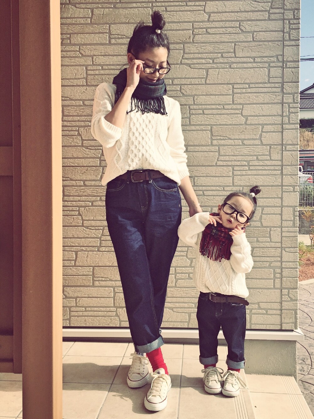 ホワイト系のニット/セーター、ブルー系のデニムパンツ、ホワイト系のスニーカーを着用したキッズの冬コーディネートの1枚目の写真
