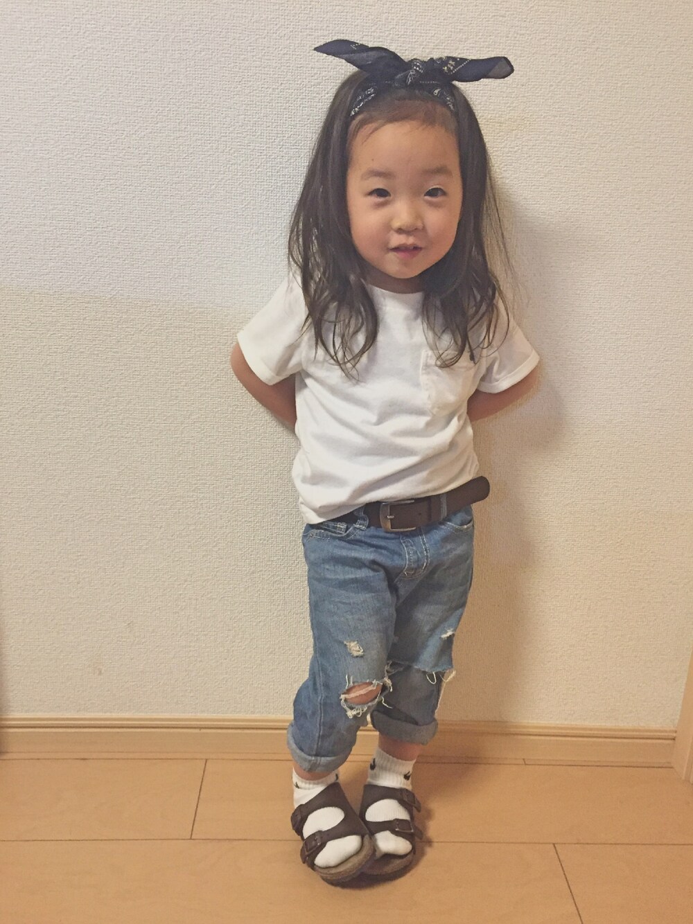「白Tシャツ、ダメージデニムパンツ、リメイク、ナイキソックス、コンフォートサンダル、ビルケンシュトック、サンダルに靴下、バンダナ、ドラフトFO、ドラフトRO」｜「GLOBAL WORKの【吸水速乾】ポケツキＴ半袖/566518（Tシャツ/カットソー、ホワイト系）」を使った、COCOさん（キッズ・90cm）の春コーディネートの1枚目の写真