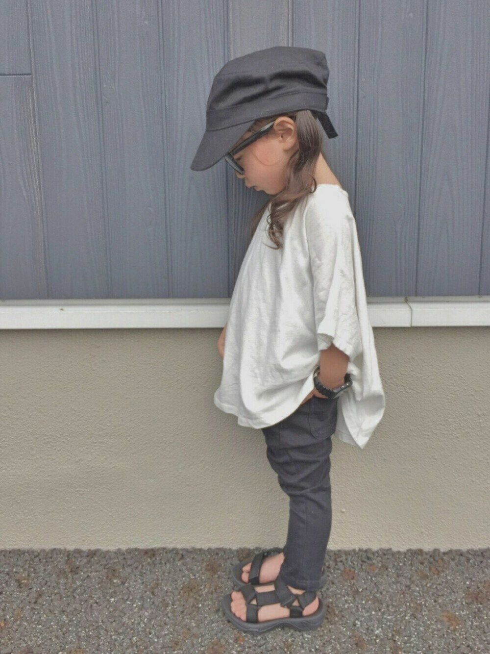 ホワイト系のTシャツ/カットソー、ブラック系のその他パンツ、ブラック系のサンダルを着用したキッズの夏コーディネートの1枚目の写真