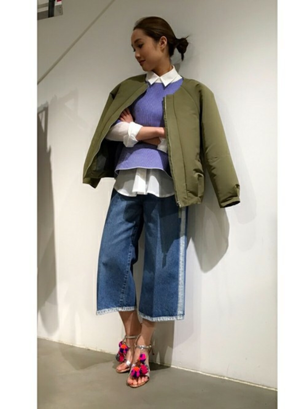「#ニット、#ブルゾン、＃デニム、#ブラウス、#thedayztokyo、#ガウチョ、＃ハーフスリーブ」｜「THE DAYZ TOKYOのグログランブルゾン（ブルゾン、グリーン系）」を使った、TheDayztokyoさん（レディース・150cm）の冬コーディネートの1枚目の写真