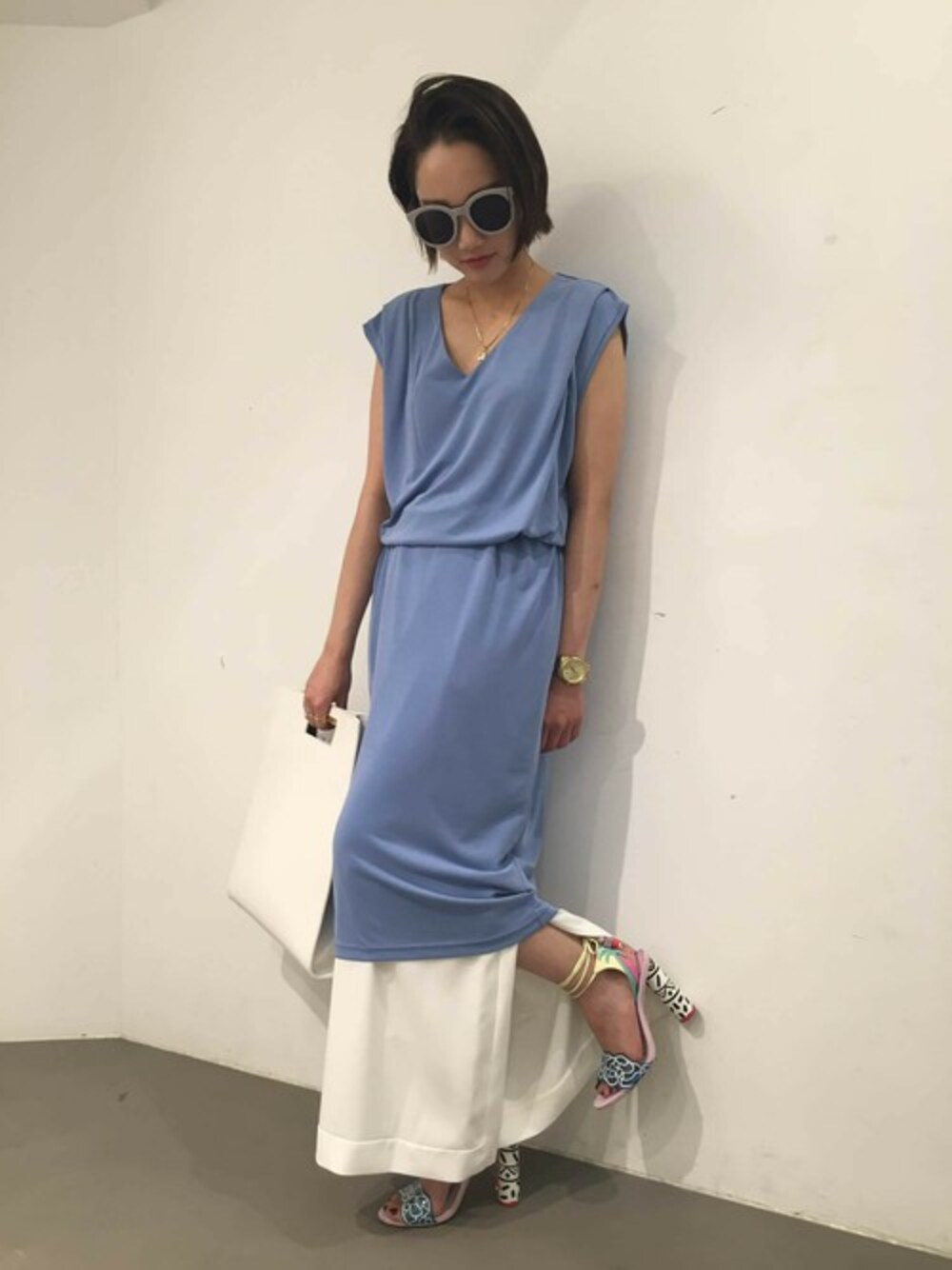 ブルー系のワンピース、ホワイト系のその他パンツを着用したレディースの夏コーディネートの1枚目の写真