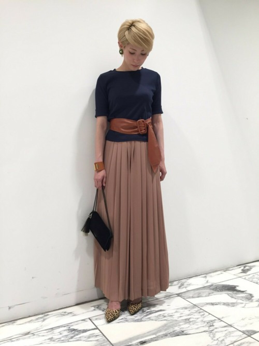 ベージュ系のその他パンツ、ブルー系のTシャツ/カットソー、オレンジ系のベルトを着用したレディースの夏コーディネートの1枚目の写真