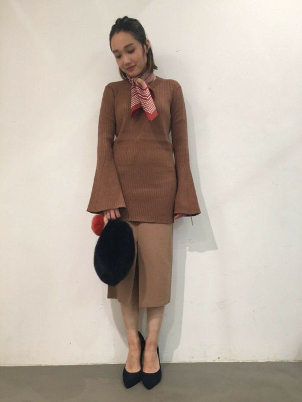 「ニット、ベージュ、秋のコーデ、キャメル、ニットスカート、ファーバッグ、the dayz Tokyo、TheDayzTokyo、ベルスリーブ」｜「THE DAYZ TOKYOのFlare sleeve knit（ニット/セーター、ベージュ系）」を使った、TheDayztokyoさん（レディース・150cm）の夏コーディネートの1枚目の写真