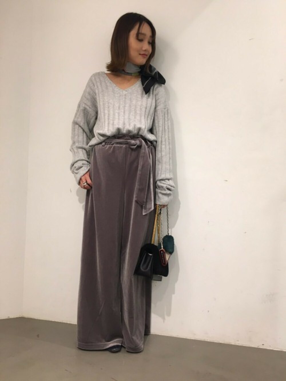 「グレー、大人カジュアル、Vネックニット、ベロア、モード、リブニット、TheDayzTokyo、AW、モバイルケース、ベロアパンツ」｜「THE DAYZ TOKYOのVELOUR PT（その他パンツ、グレー系）」を使った、TheDayztokyoさん（レディース・150cm）の秋コーディネートの1枚目の写真