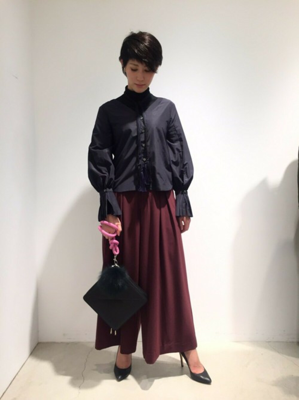 「冬コーデ、ワイドパンツ、モード、シンプルコーデ、シャツスタイル、the dayz Tokyo、フレアスリーブ、秋冬、TheDayzTokyo」｜「THE DAYZ TOKYOのＳＨＩＲＰ Ｗ ＴＵＣＫ ＰＴ（その他パンツ、レッド系）」を使った、TheDayztokyoさん（レディース・165cm）の秋コーディネートの1枚目の写真