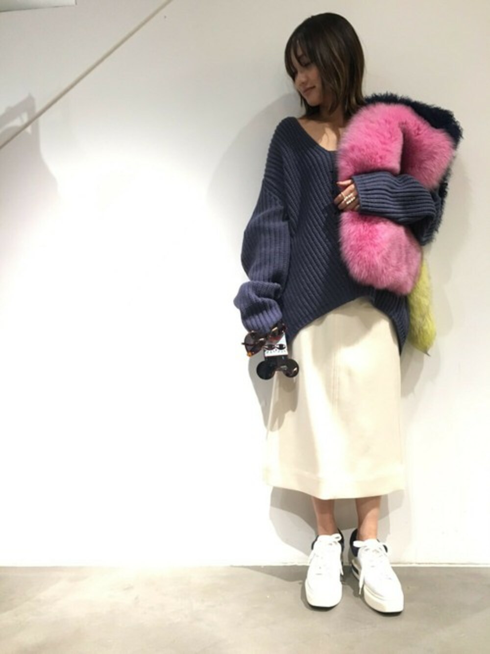 「ホワイト、ネイビー、冬コーデ、Vネックニット、モード、ファー小物、ざっくりニット、ミモレ丈スカート、オトナカジュアル、TheDayzTokyo」｜「THE DAYZ TOKYOのROUND LOOSE TOPS（ニット/セーター、ブルー系）」を使った、TheDayztokyoさん（レディース・150cm）の秋コーディネートの1枚目の写真
