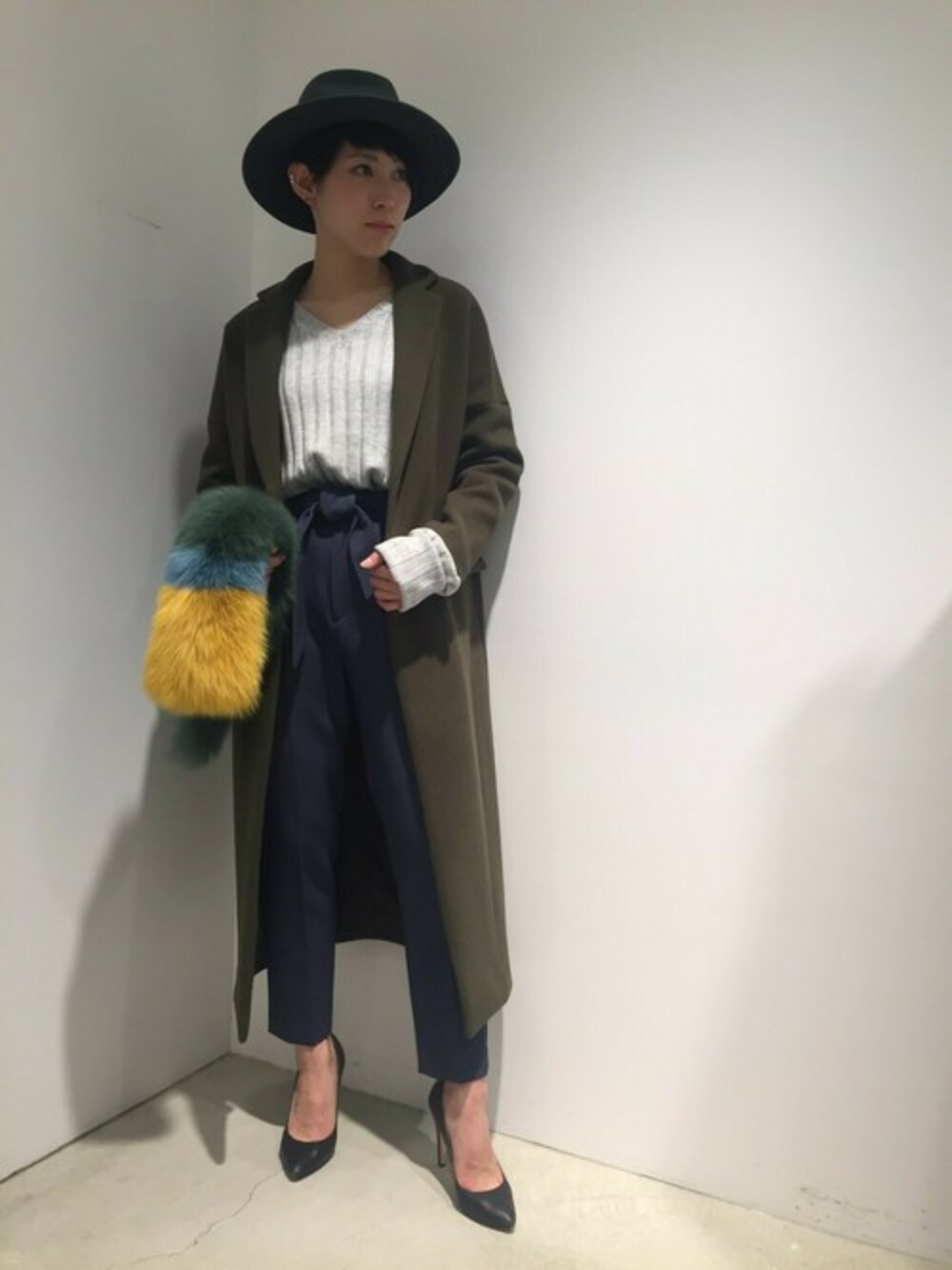 「チェスターコート、ネイビー、Vネック、カーキ、ロング丈、ハイウエストパンツ、冬、リブニット、ファー小物、the dayz Tokyo」｜「THE DAYZ TOKYOのLONG CHESTER COAT（チェスターコート、グリーン系）」を使った、TheDayztokyoさん（レディース・163cm）の冬コーディネートの1枚目の写真