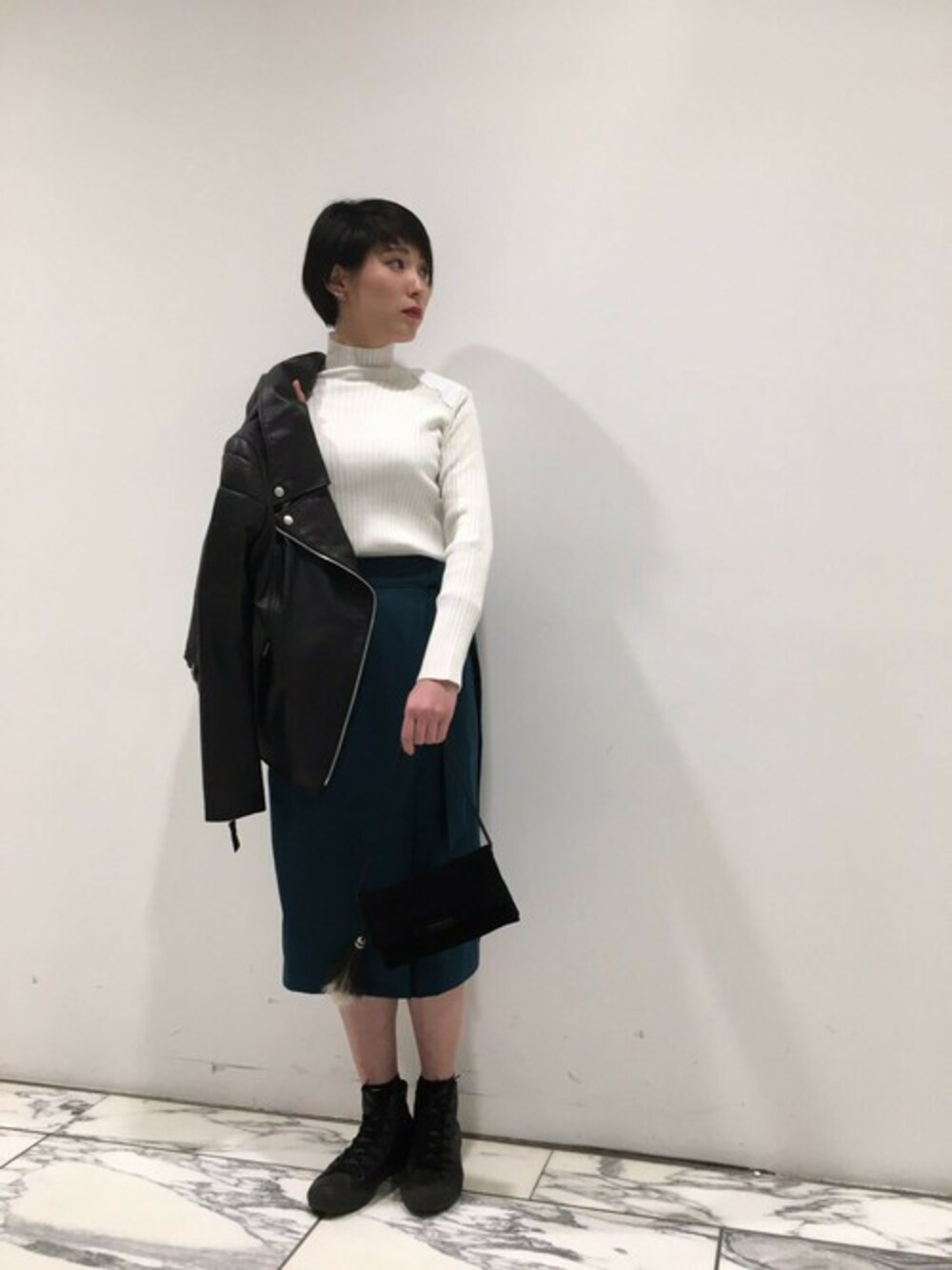 「グリーン、ホワイト、ライダース、大人カジュアル、fashion、リブニット、ラップスカート、シンプルコーデ、the dayz Tokyo、TheDayzTokyo」｜「THE DAYZ TOKYOのＷＲＡＰ ＢＥＬＴ ＳＫ（スカート、ブルー系）」を使った、TheDayztokyoさん（レディース・163cm）の冬コーディネートの1枚目の写真