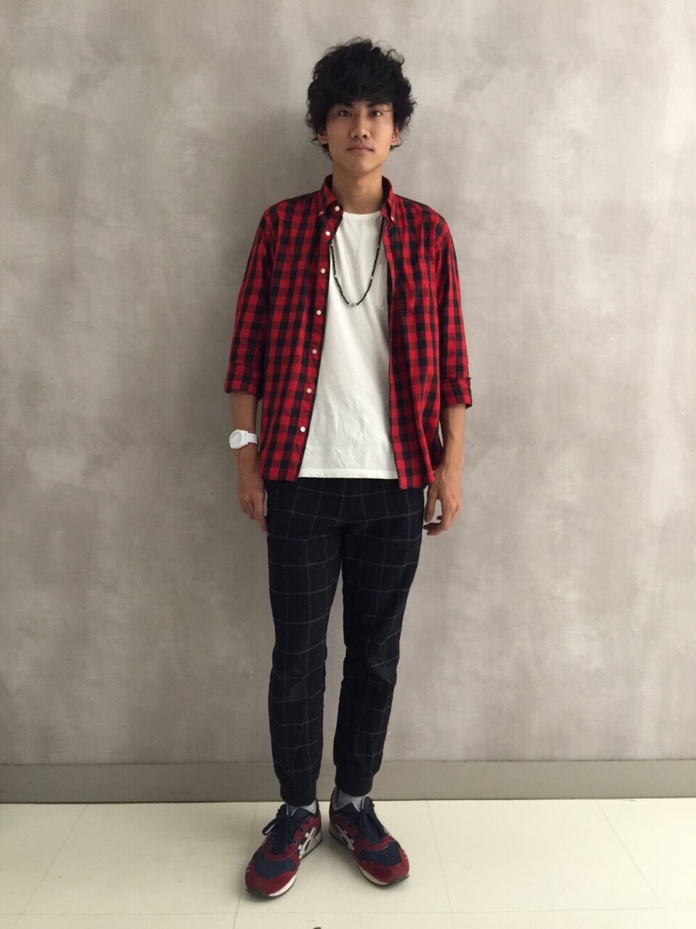 レッド系のシャツ/ブラウス、ブラック系のその他パンツ、レッド系のスニーカーを着用したメンズの秋コーディネートの1枚目の写真