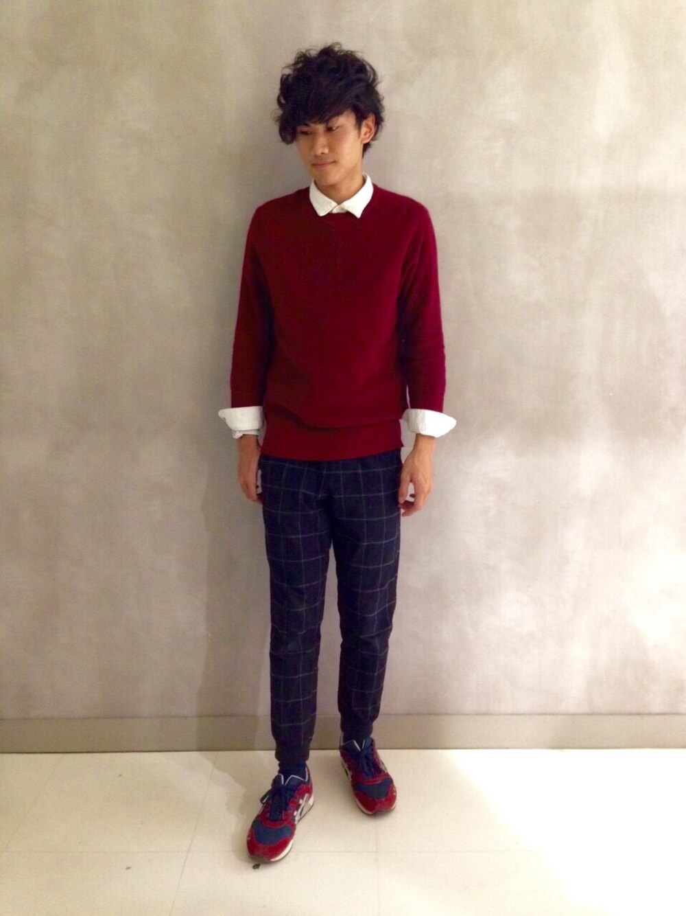 ホワイト系のシャツ/ブラウス、レッド系のニット/セーター、ブラック系のその他パンツを着用したメンズの秋コーディネートの1枚目の写真