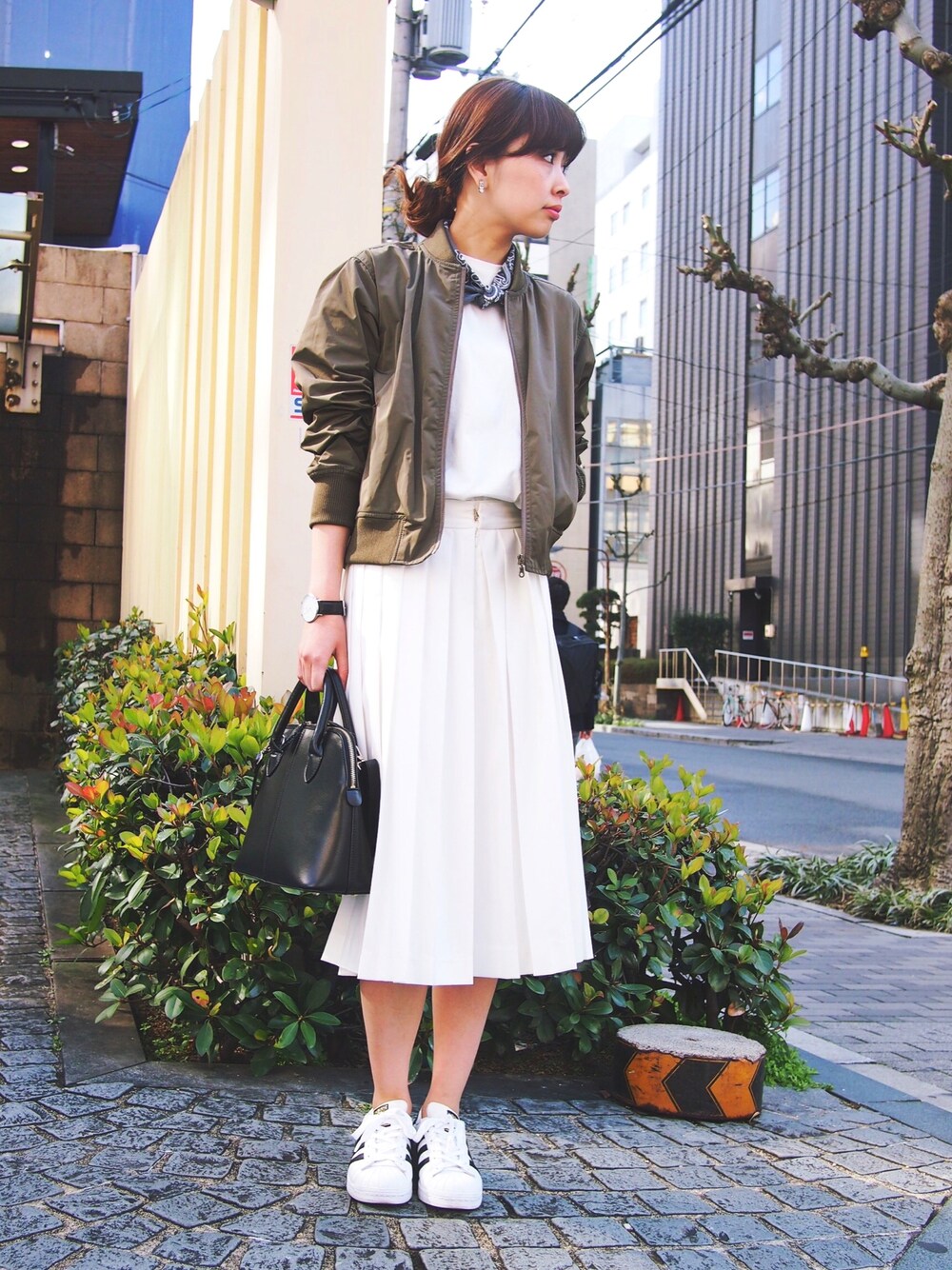 「スニーカーコーデ、大人カジュアル、春、MA-1、GU、プリーツガウチョパンツ、スーパースター、バンダナ、バンダナリボン、ootd」｜「GUのアイテム（ブルゾン、グリーン系）」を使った、MARIKOさん（レディース・168cm）の冬コーディネートの1枚目の写真