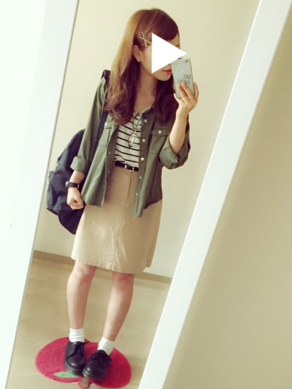 ベージュ系のスカート、ブラック系のドレスシューズ、グリーン系のミリタリージャケットを着用したレディースの秋コーディネートの1枚目の写真