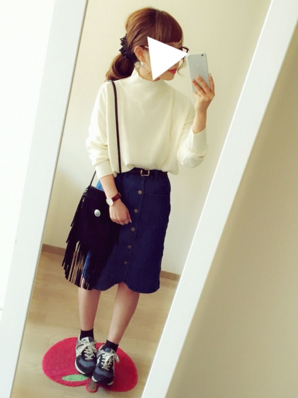 ブルー系のデニムスカート、ブラック系のショルダーバッグ、ブルー系のスニーカーを着用したレディースの秋コーディネートの1枚目の写真