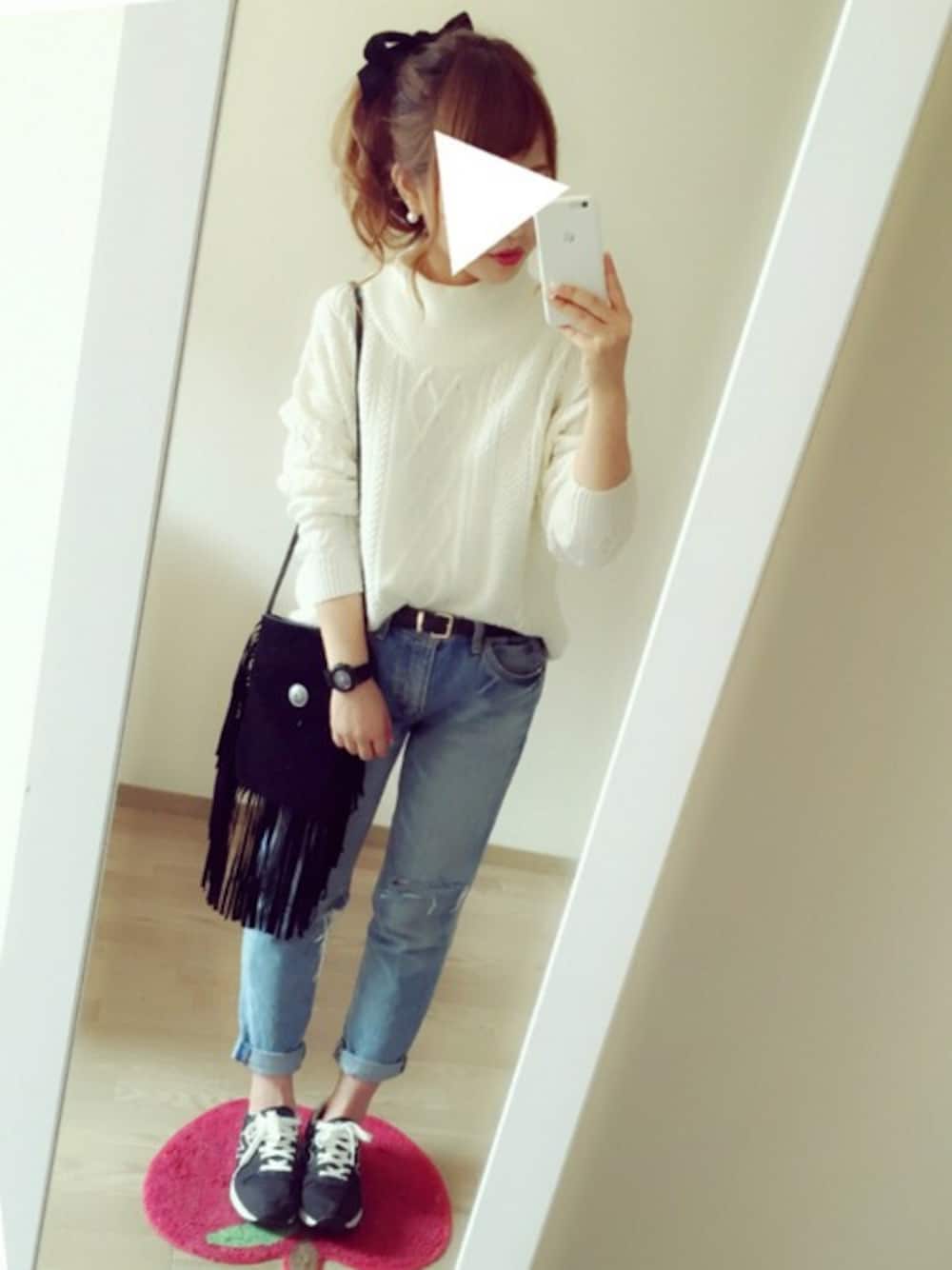 ホワイト系のニット/セーター、ブルー系のデニムパンツ、ブラック系のショルダーバッグを着用したレディースの秋コーディネートの1枚目の写真