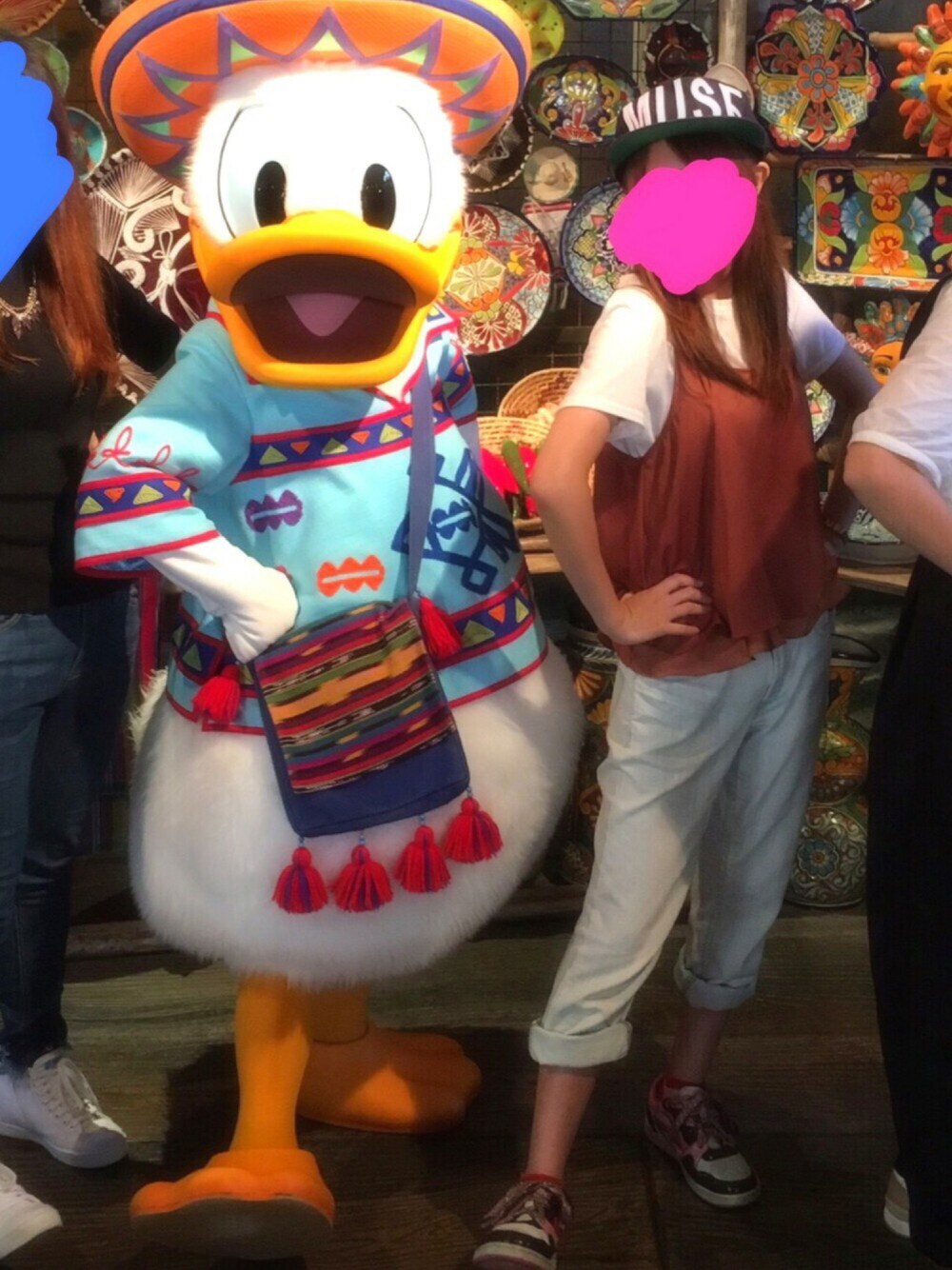 「TDS、ディズニー、ディズニーコーデ、ディズニーシー、カジュアル、スニーカーコーデ、カジュアルコーデ、スニーカー、キャミソール、キャップ女子」｜「INGNIのサテンキャミ+Ｔシャツ/アンサンブル-2016ＳＳ-（Tシャツ/カットソー、レッド系）」を使った、MAYA-Pさん（レディース・151cm）の秋コーディネートの1枚目の写真