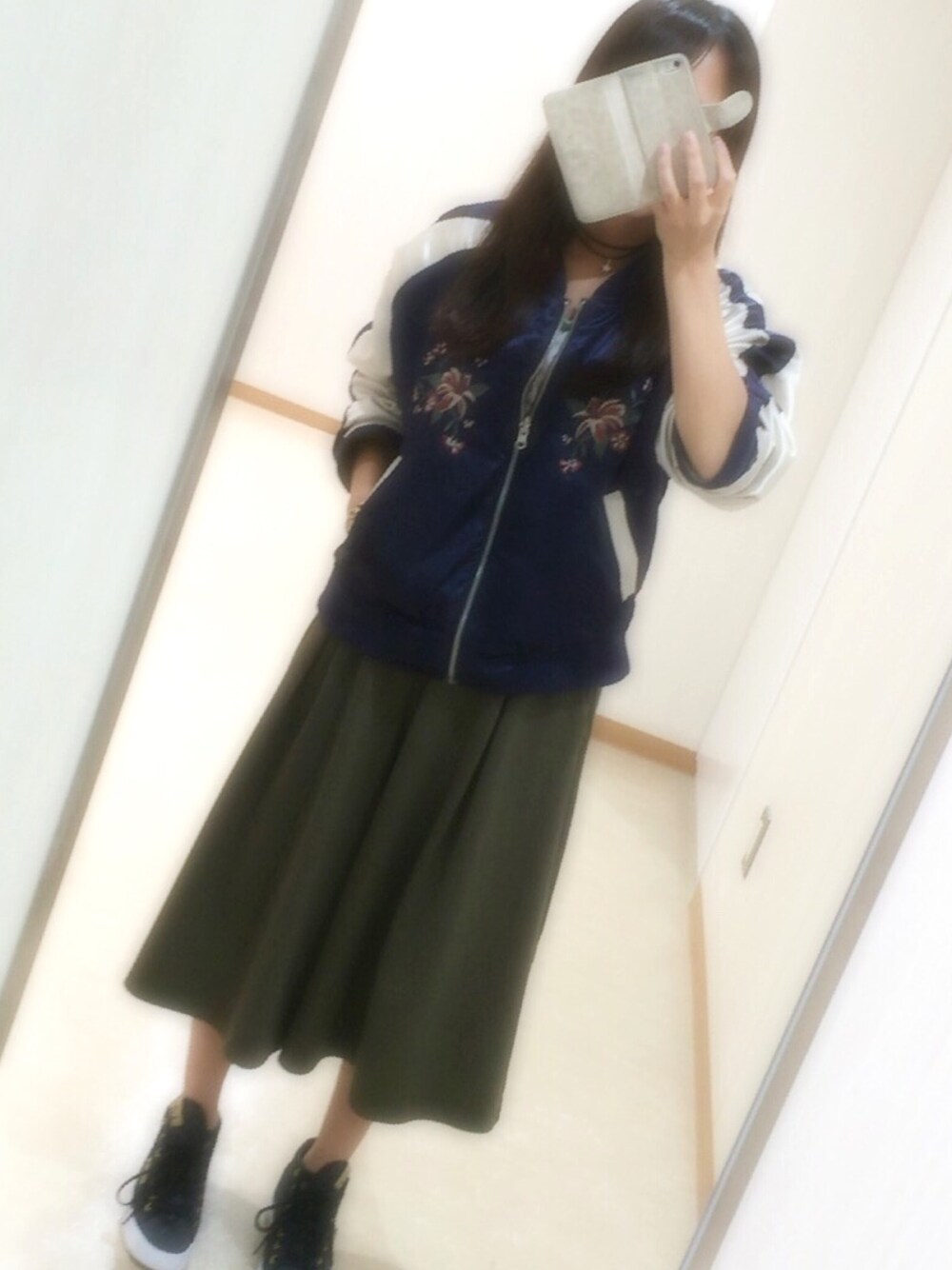 「チョーカー、スカジャン、ガウチョパンツ、プチプラ、スニーカー、スニーカー女子」｜「GUの（GU）イージードレープガウチョパンツ（パンツ、グリーン系）」を使った、MAYA-Pさん（レディース・151cm）の秋コーディネートの1枚目の写真