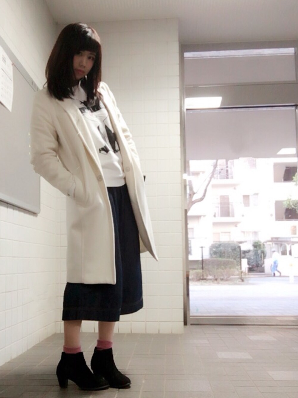 「ノーカラーコート、パンツスタイル、シンプル、ootd、スウェット、冬コーデ、ラクチンコーデ、冬、帰省、CATCOPY」｜「catcopyのアイテム（スウェット、ホワイト系）」を使った、Sioriさん（レディース・164cm）の冬コーディネートの1枚目の写真