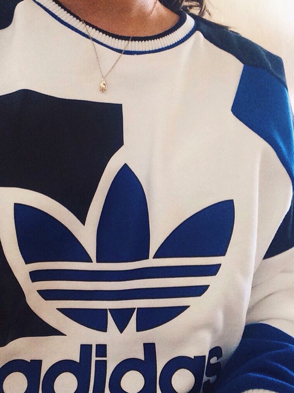 「adidas、sweatshirt」｜「adidasのアイテム（スウェット、ホワイト系）」を使った、Avaさん（レディース・168cm）の夏コーディネートの1枚目の写真