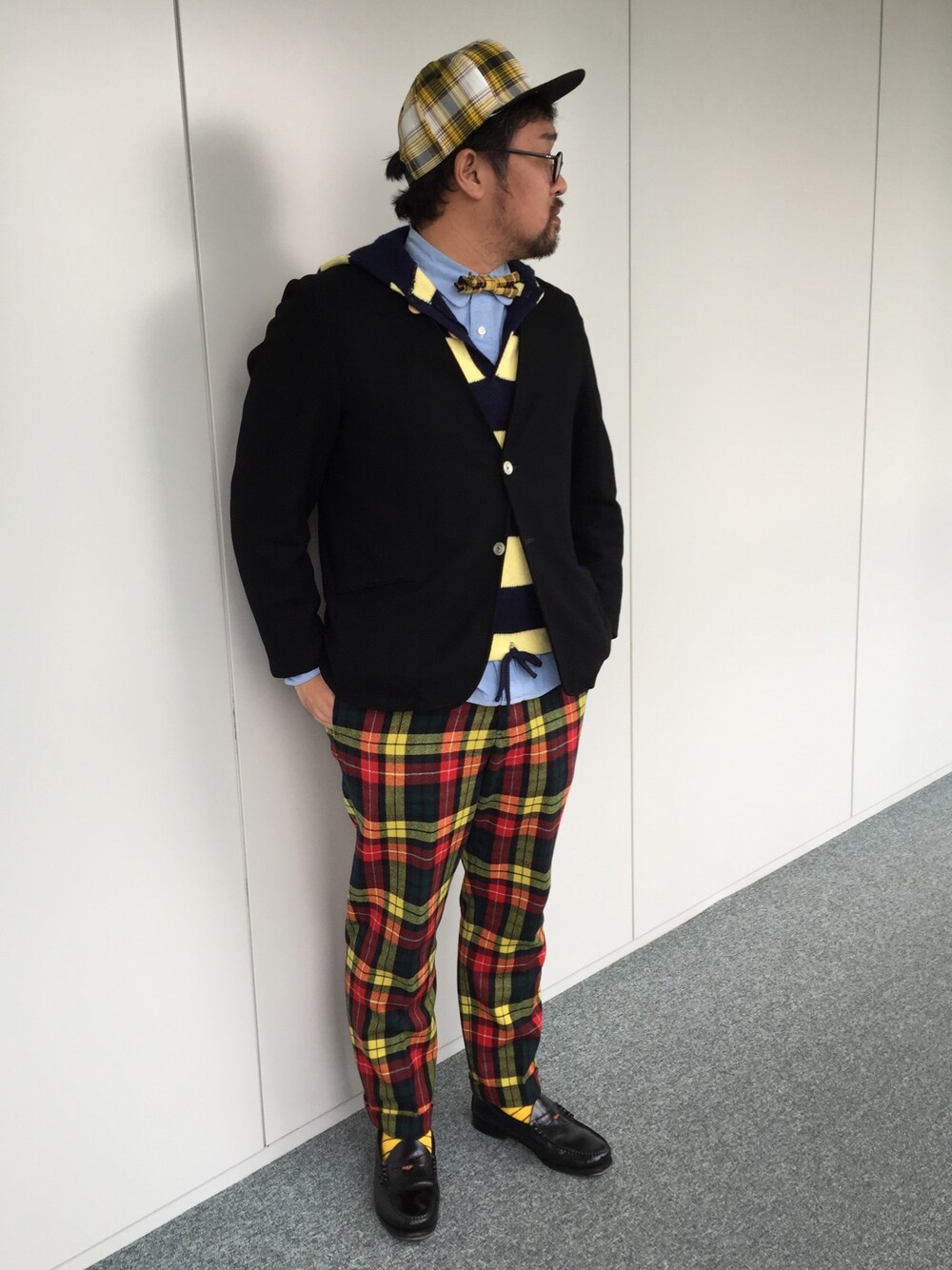 「蝶ネクタイ、ノーカラージャケット、ボーダー、チェック、キャップ、rugged factory、古着、ローファー、イエロー、しましまんず萌え隊」｜「RUGGED FACTORYのアイテム（スラックス、その他）」を使った、しん83さん（メンズ・173cm）の冬コーディネートの1枚目の写真