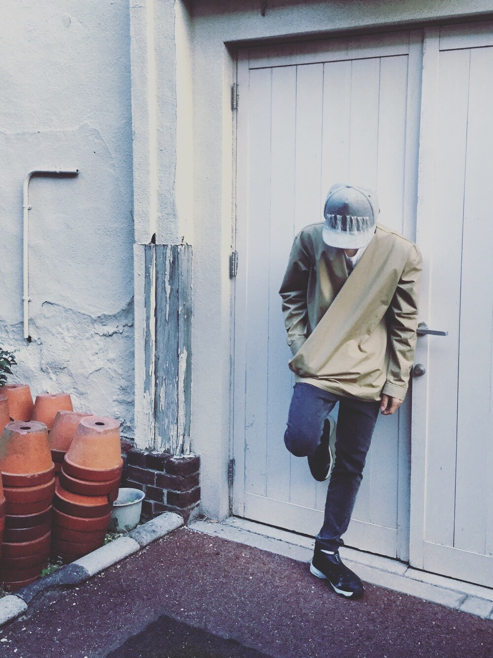 「キャップ、COCURATA、学校、ETHOS、NIKE、サークル、adidas」｜「ETHOSのETHOS（エトス） IKI SHIRTS（シャツ/ブラウス、ベージュ系）」を使った、レボリューションさん（メンズ・166cm）の秋コーディネートの1枚目の写真