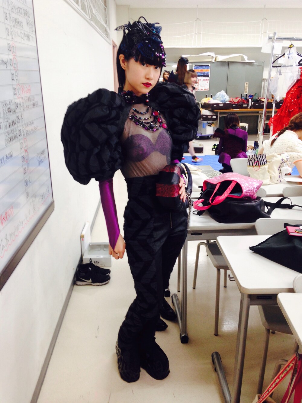 ブラック系のその他トップスを着用したレディースの秋コーディネートの1枚目の写真