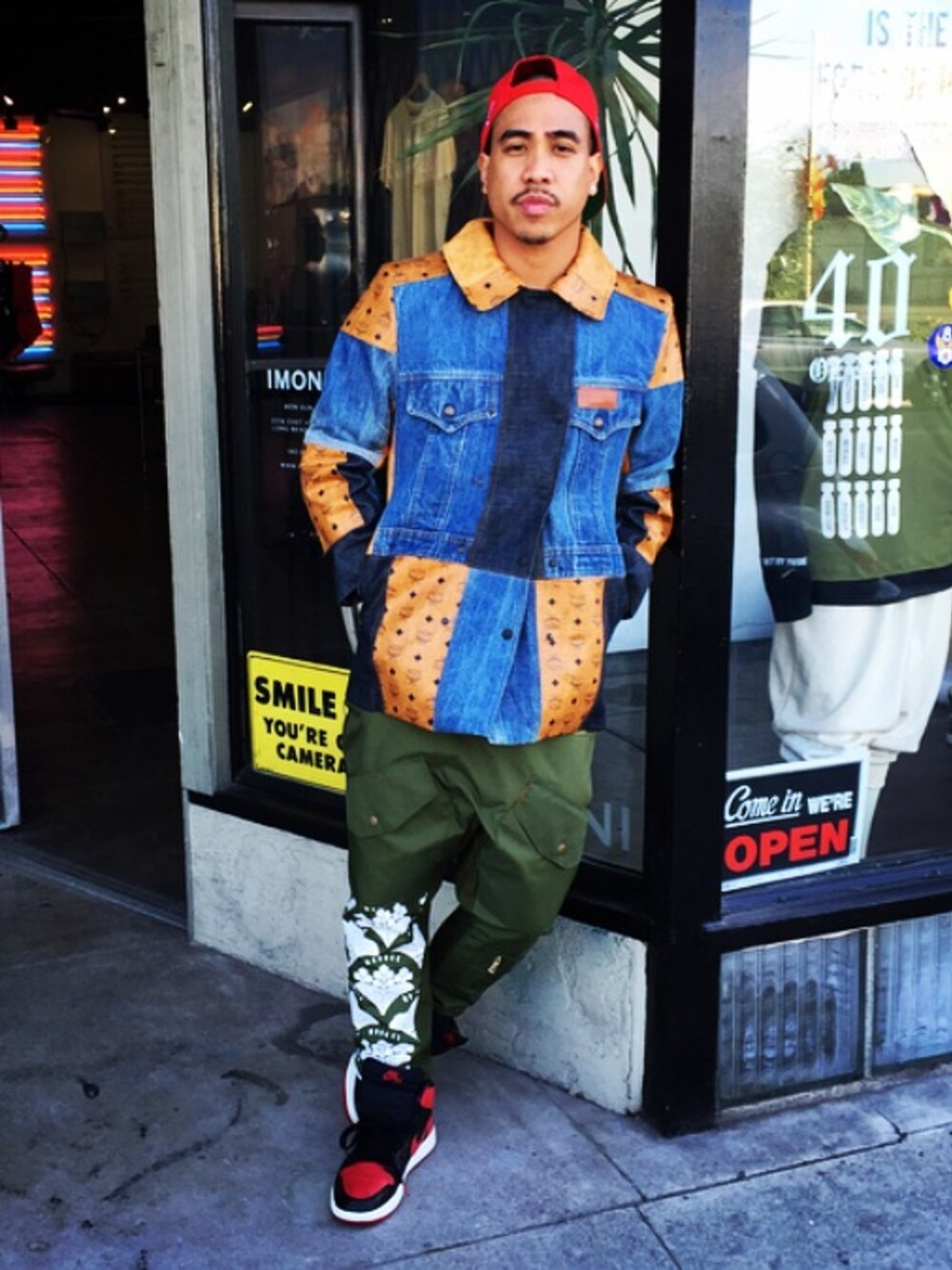 「ErickDeVera、MOOKEE BY YUSKE、STYLE、fashion、WEARBOOKエントリー、Japan」｜「TUPAC snapbackのアイテム（ハット、レッド系）」を使った、Erick DeVeraさん（メンズ・173cm）の秋コーディネートの1枚目の写真
