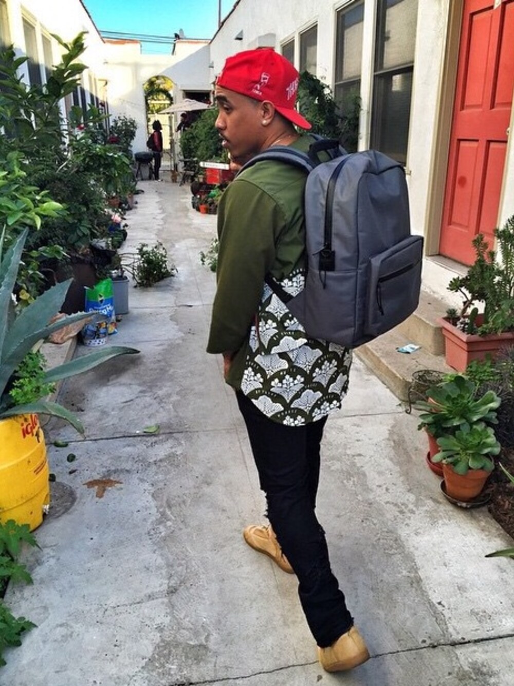「ErickDeVera、STYLE、Japan、WEARBOOKエントリー、MOOKEE BY YUSKE、fashion」｜「Tupac Snapbackのアイテム（ハット、レッド系）」を使った、Erick DeVeraさん（メンズ・173cm）の秋コーディネートの1枚目の写真