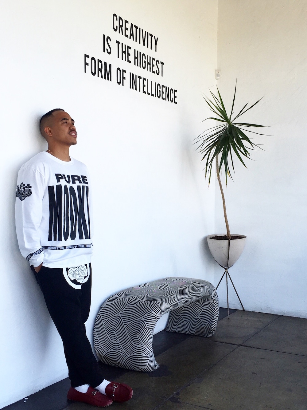 「ErickDeVera、MOOKEE BY YUSKE、WEARBOOKエントリー、GUCCI、STYLE、Japan」｜「MOOKEE by Yuskeのアイテム（Tシャツ/カットソー、ホワイト系）」を使った、Erick DeVeraさん（メンズ・173cm）の春コーディネートの1枚目の写真