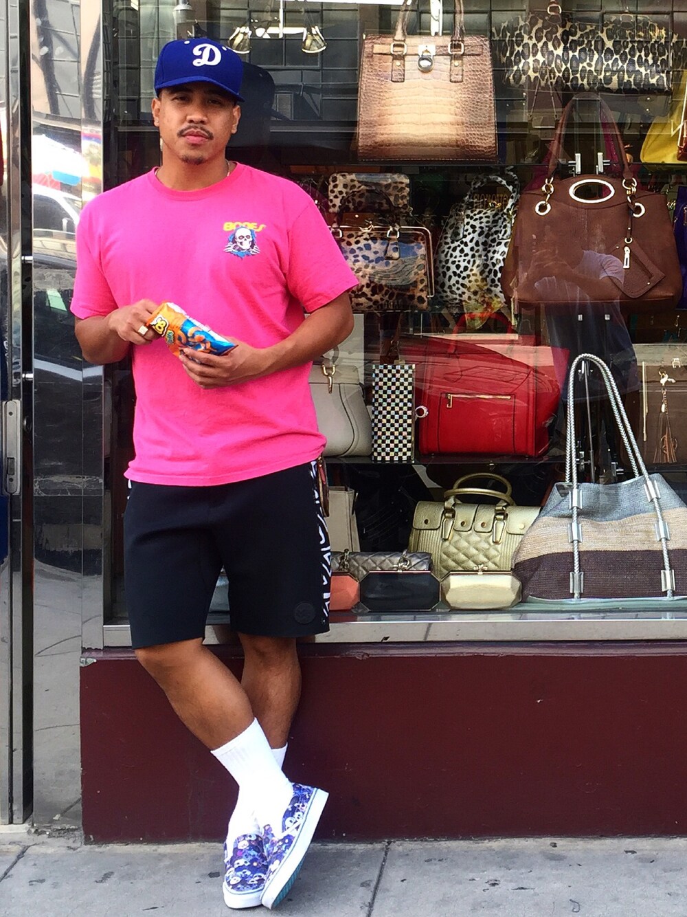 「ErickDeVera、STYLE、Japan、VANS、WEARBOOKエントリー、men、takashimurakami」｜「powell peraltaのアイテム（Tシャツ/カットソー、ピンク系）」を使った、Erick DeVeraさん（メンズ・173cm）の秋コーディネートの1枚目の写真