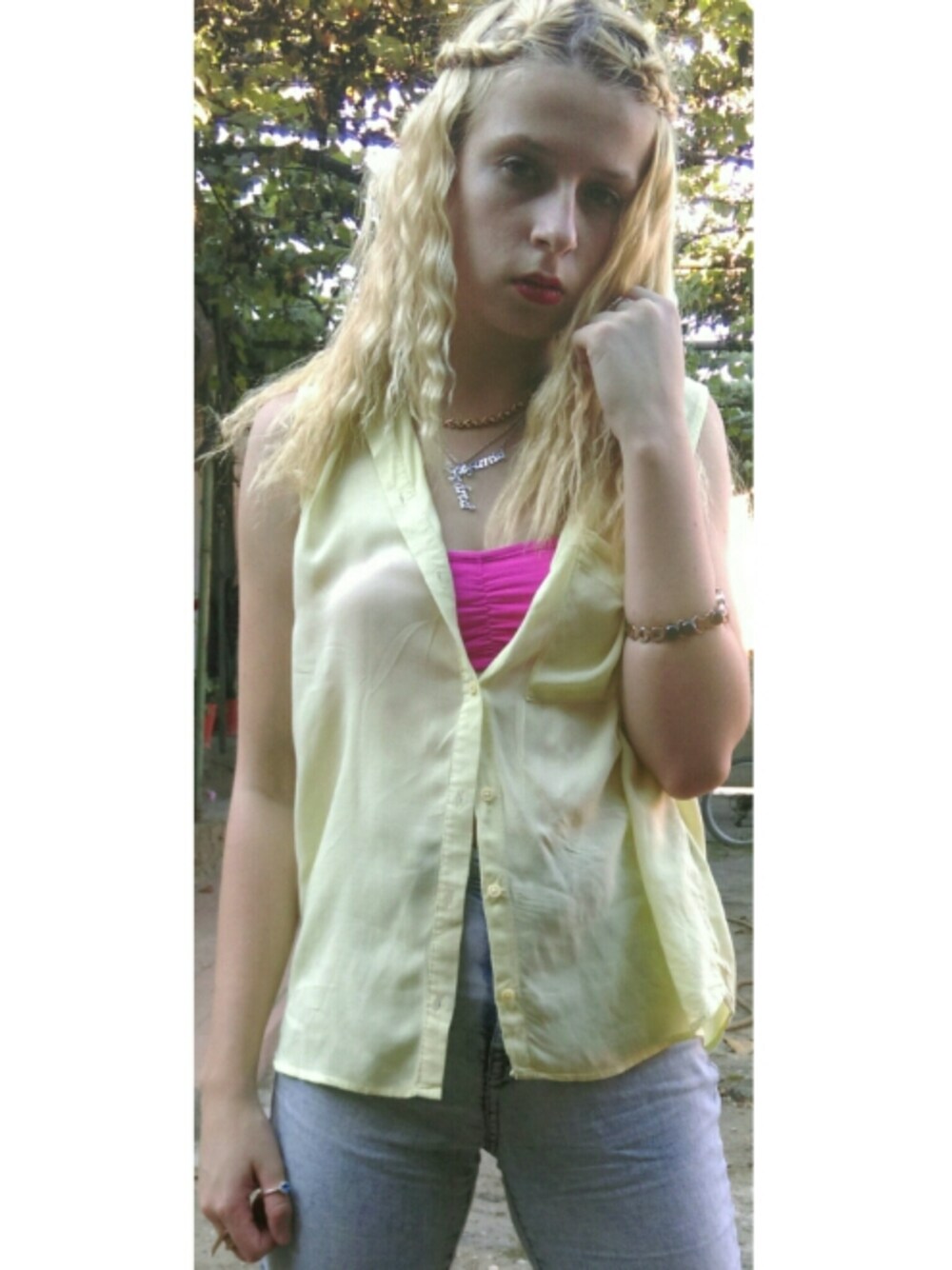 「ootd」｜「Bershkaのアイテム（シャツ/ブラウス、イエロー系）」を使った、Andreea Ștefaniaさん（レディース・132cm）の秋コーディネートの1枚目の写真
