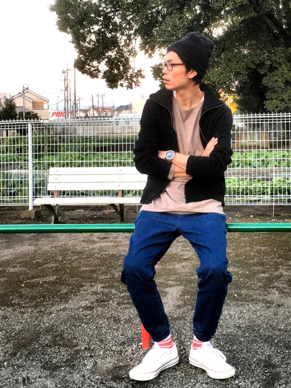 「UNIQLO、プチプラ、ラフスタイル、シンプルカジュアル、ジョガーパンツ、ラインソックス、差し色(赤)、白コン、股間部」｜「UNIQLOのアーバンスウェット。（ブルゾン、ブラック系）」を使った、u-jさん（メンズ・180cm）の秋コーディネートの1枚目の写真