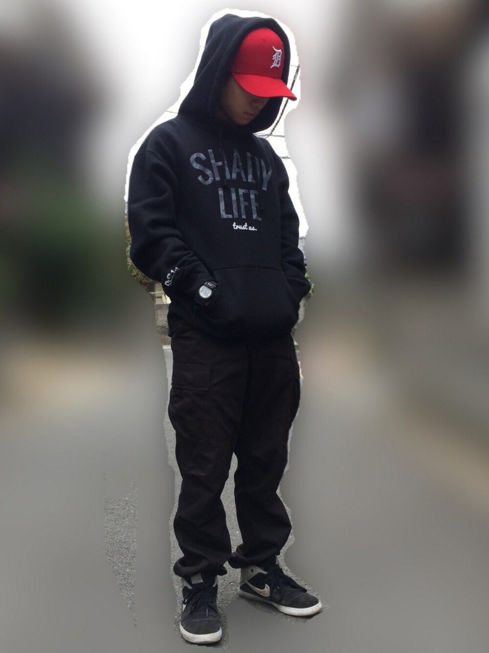 ブラック系のスニーカー、ブラック系のパーカー、ブラック系のカーゴパンツを着用したメンズの秋コーディネートの1枚目の写真