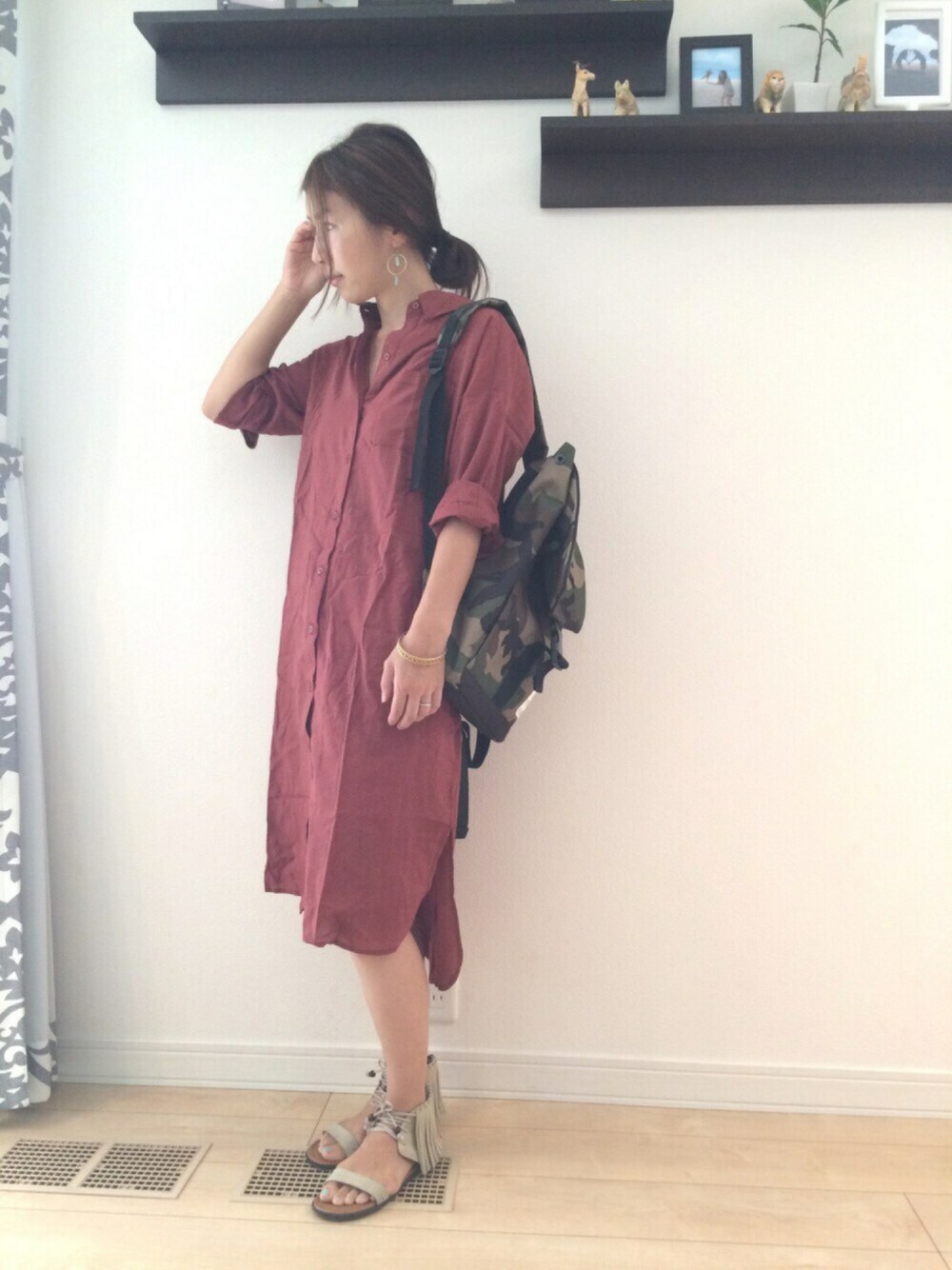 オレンジ系のワンピース/ドレス、その他のバックパック/リュック、グレー系のサンダルを着用したレディースの夏コーディネートの1枚目の写真