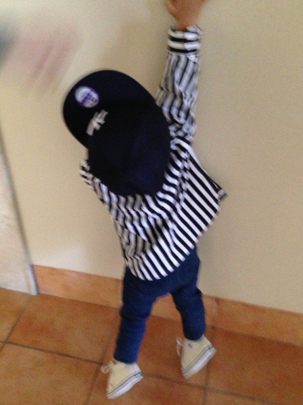 「ストライプ、ニューエラ、ベースボールキャップ、シャツスタイル」｜「B:MING by BEAMSの＜KIDS＞NEW ERA / 別注9FIFTY NY（キャップ、ブルー系）」を使った、akanenさん（キッズ・80cm）の冬コーディネートの1枚目の写真