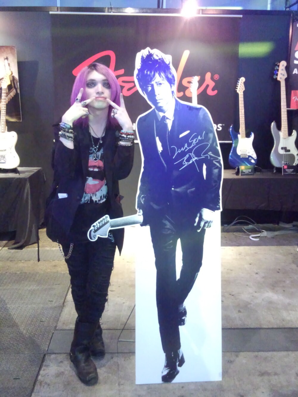 ブラック系のベスト、ブラック系のTシャツ/カットソー、ブラック系のタンクトップを着用したメンズの夏コーディネートの1枚目の写真