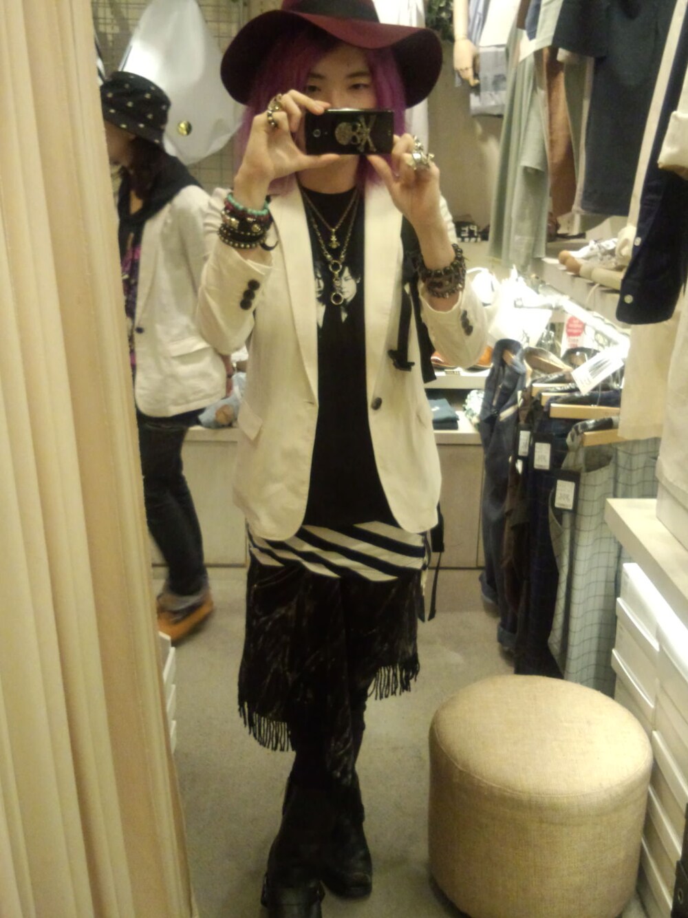 ホワイト系のテーラードジャケット、ブラック系のTシャツ/カットソー、ホワイト系のタンクトップを着用したメンズの夏コーディネートの1枚目の写真