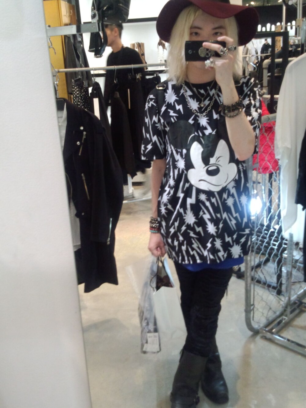 ブラック系のTシャツ/カットソー、ブルー系のタンクトップ、ブラック系のその他パンツを着用したメンズの秋コーディネートの1枚目の写真