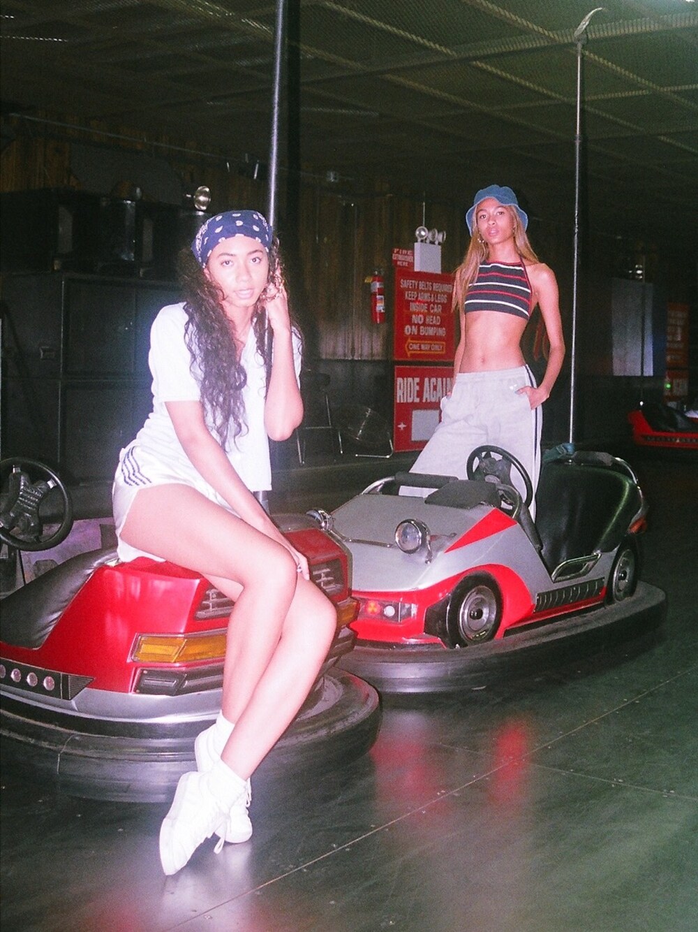 「夏、90s、NYC、coneyisland、Photoshoot」｜「VINTAGEのアイテム（ニット/セーター、ブルー系）」を使った、Hisuiyabishさん（レディース・175cm）の夏コーディネートの1枚目の写真