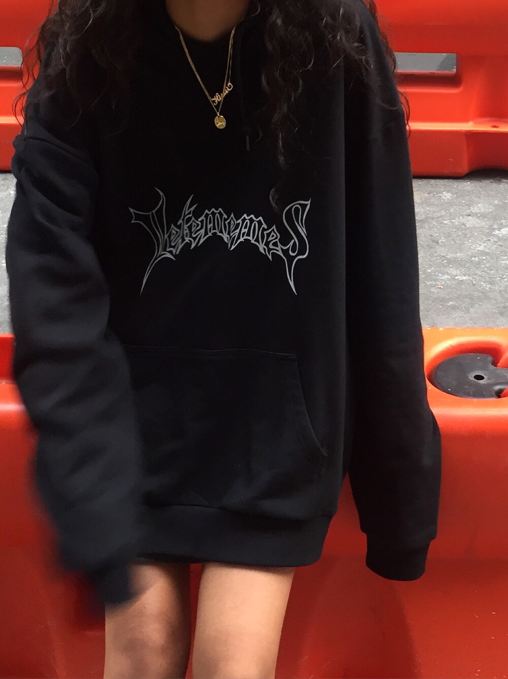 「vetememes、midtown、NYC」｜「Vetememesのアイテム（パーカー、ブラック系）」を使った、Hisuiyabishさん（レディース・175cm）の夏コーディネートの1枚目の写真