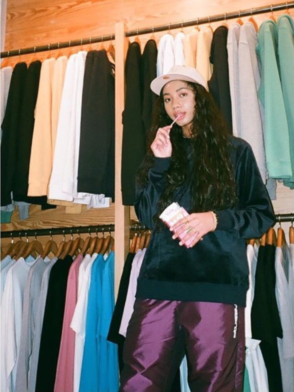 「stussy、stussy women、stussynewyork、velour、trackpants、NYC、SOHO、downtownlover」｜「STUSSYのアイテム（スウェット、ブルー系）」を使った、Hisuiyabishさん（レディース・175cm）の夏コーディネートの1枚目の写真