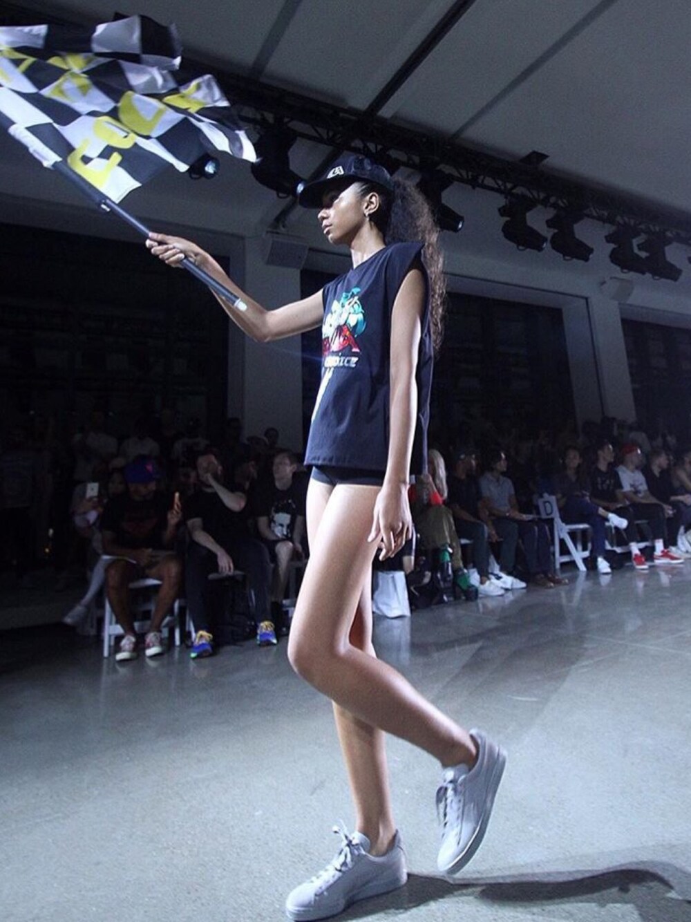 「fashionshow、namilia、vfiles」｜「Namiliaのアイテム（シャツ/ブラウス、ホワイト系）」を使った、Hisuiyabishさん（レディース・175cm）の夏コーディネートの1枚目の写真